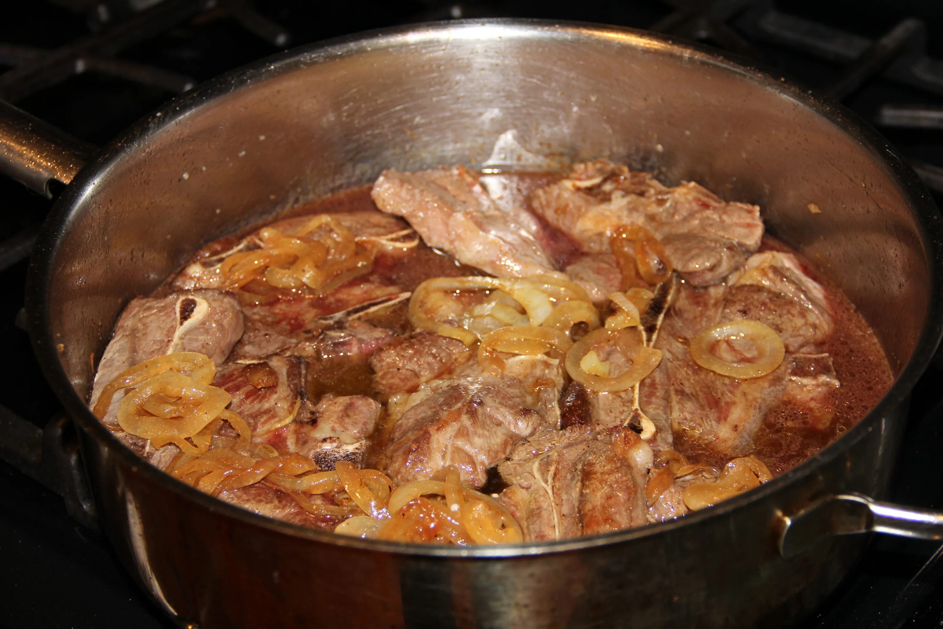 Готовим с мясом в кастрюле. Мясо в кастрюле. мясо в сотейнике. мясо в кастрюле и в духовке. баранина в кастрюле.