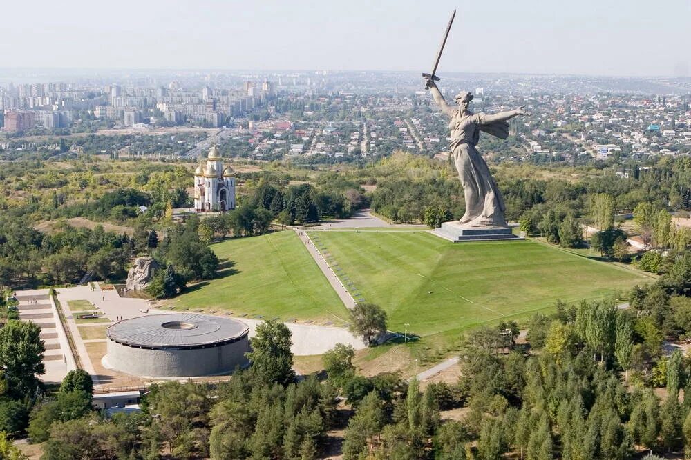 Хозяйство города волгограда. Мамаев Курган Волгоград. Мамаев Курган Волгоград сверху. Панорама Волгоград Родина мать. Мамаев Курган обзорная экскурсия.