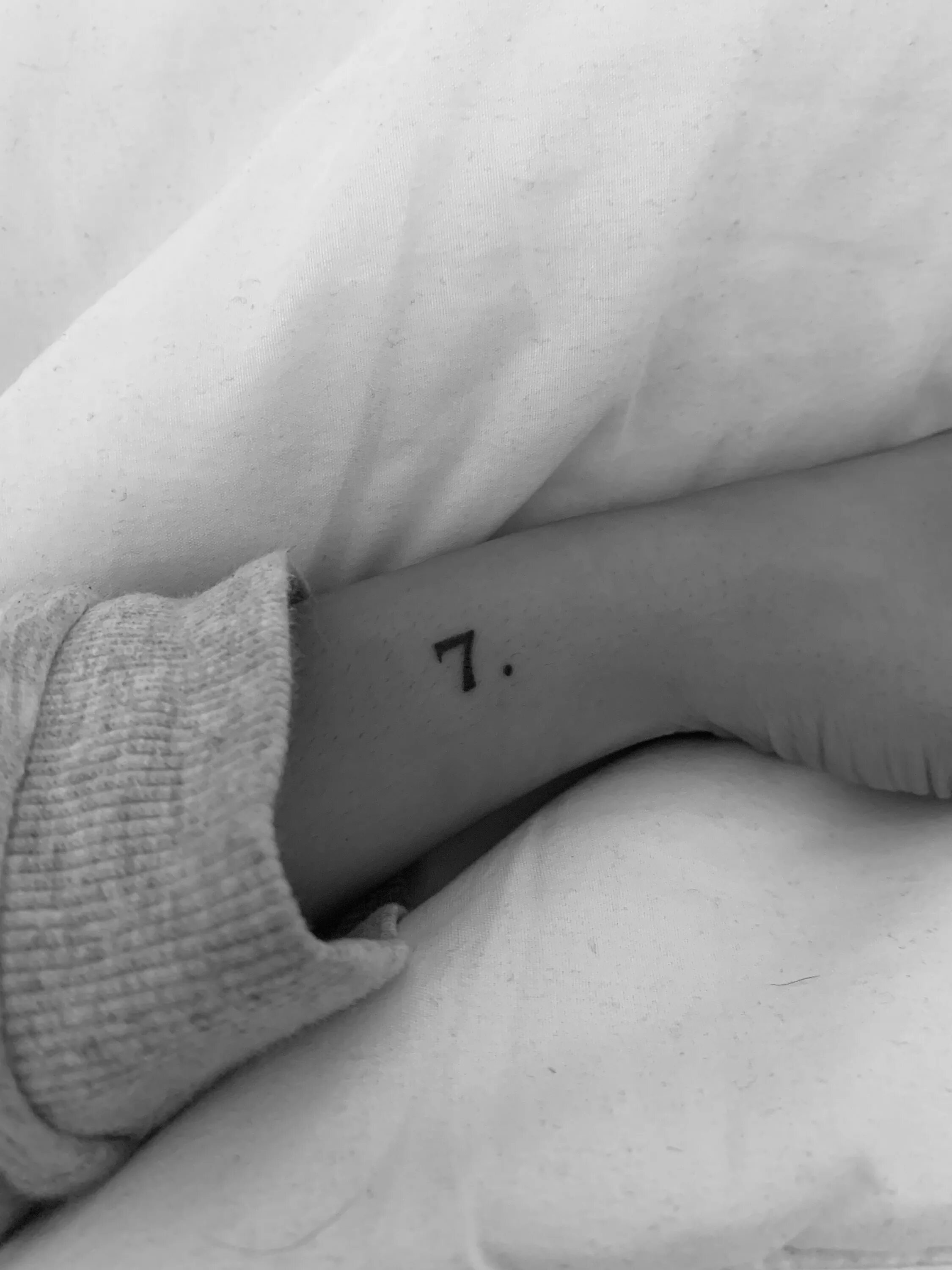 Татуировка семь. Тату бтс 7. маленькое тату число. цифра семь тату. тату с числами на руке.