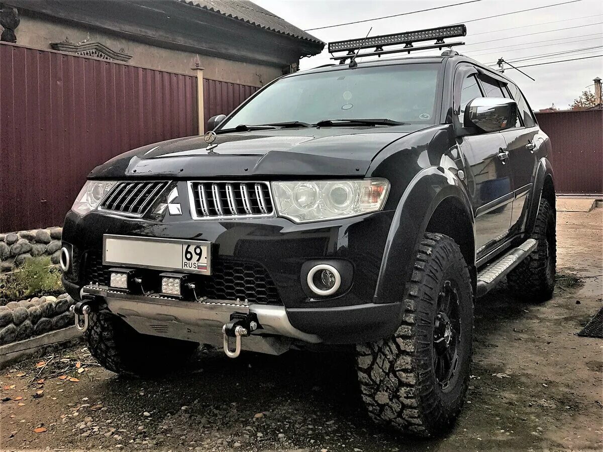 Pajero sport тюнинг. Mitsubishi Pajero Sport 2. Mitsubishi Pajero Sport 2.4. Тюнинг Мицубиси Паджеро спорт 2. Mitsubishi Pajero Sport внедорожная.