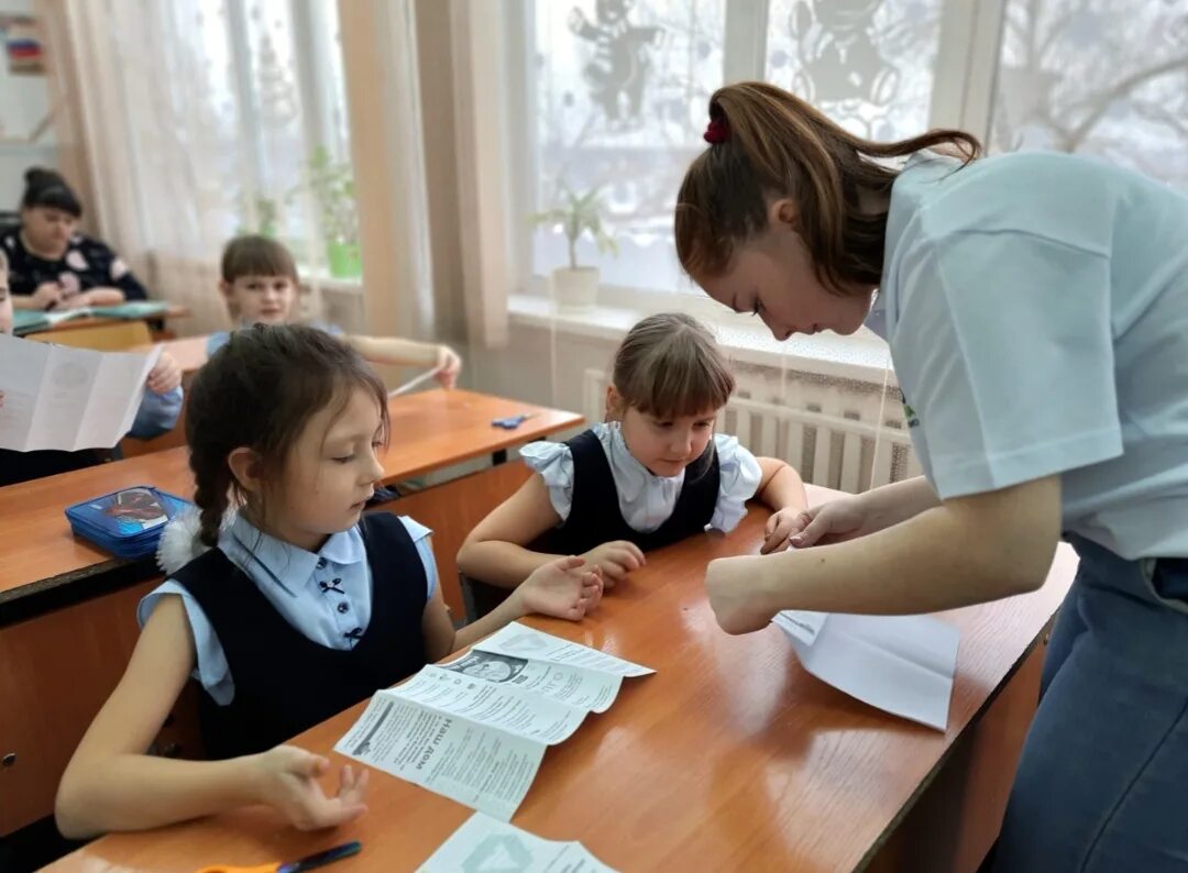 Мероприятие для детей младшего школьного возраста. Младшие школьники. Волонтерство младших школьников. Волонтеры с младшими школьниками. Работа с младшими школьниками.