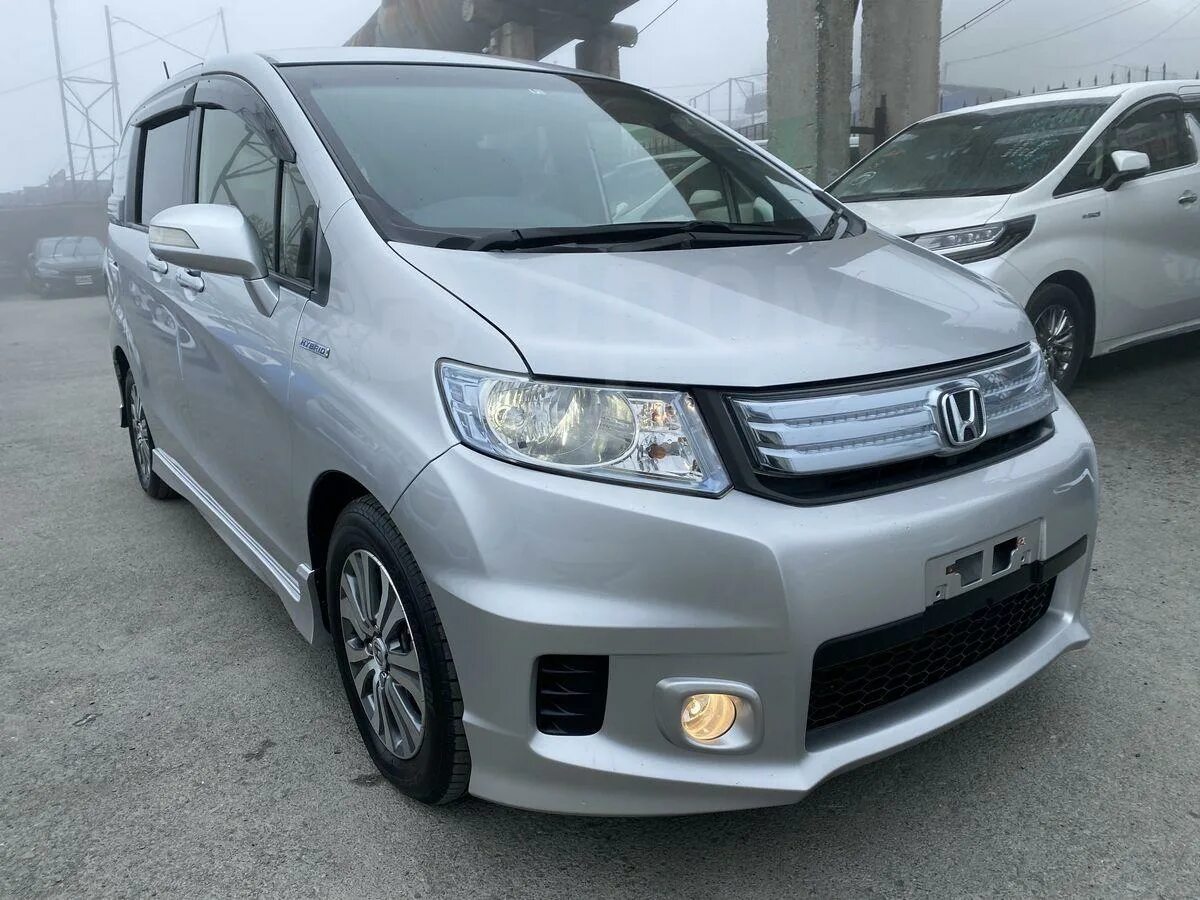 Фрид Спайк линзы. Honda freed Spike Hybrid багажник. Бампер Фрид Спайк без заглушек.