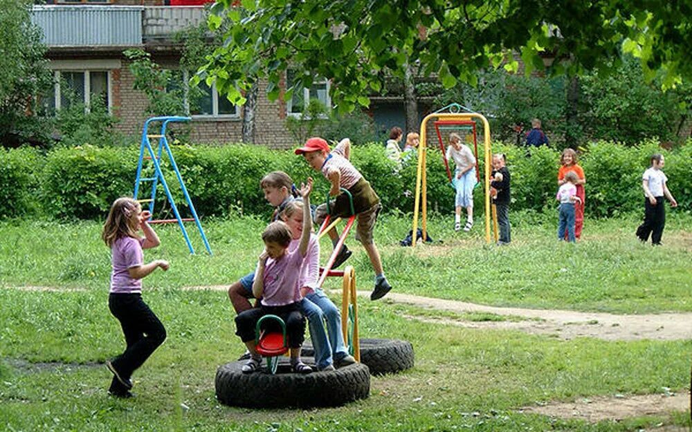 Гулять ли на детской площадке. Игровая площадка для детей. Дети улицы. Дети на детской площадке. Малыш на детской площадке.