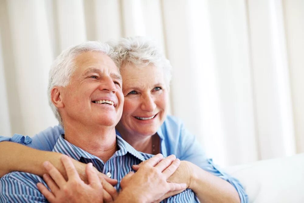Пенсионеры людям. Пожилые люди. Пожилые люди улыбаются. Довольные пожилые люди. Счастливые пожилые люди.