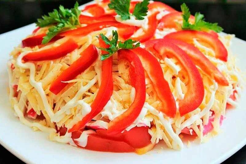 Салат с крабовыми палочками и гранатом слоями. Салат красная шапочка с ветчиной. Салат красное море с крабовыми палочками. Салат красное море с болгарским перцем. Новогодний салат"красная шапочка" гербалайф.