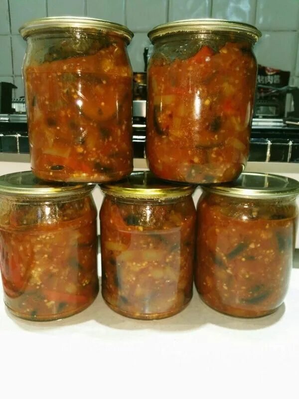 Баклажаны болгарским перцем на зиму. Баклажаны на зиму с болгарским перцем. Баклажаны болгарским перцем на зиму. Баклажаны с овощами на зиму. Баклажаны на зиму с болгарским перцем и чесноком.