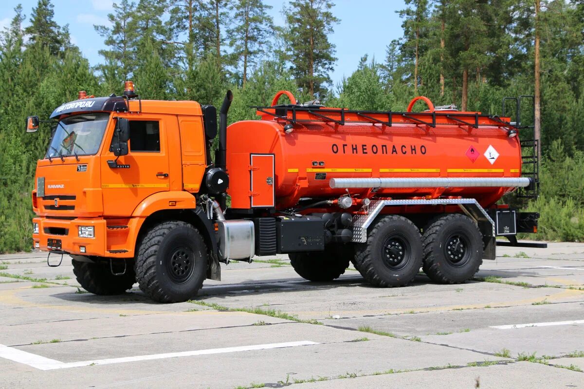Автоцистерна камаз 43118. Кургандормаш курганский завод дорожных машин. Водитель атз вакансии. Камаз 43118 нефтевоз. Урал 4320 автоцистерна.