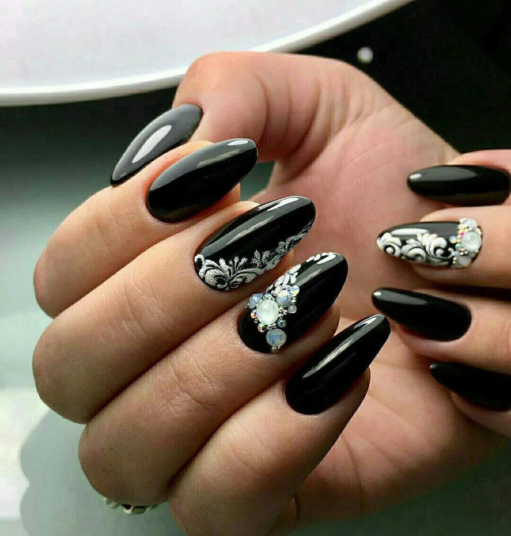 маникюр черный с белым миндаль. черный маникюр. чёрный маникюр на длинные ногти. блэк нэилс. ногти чёрные с белым.