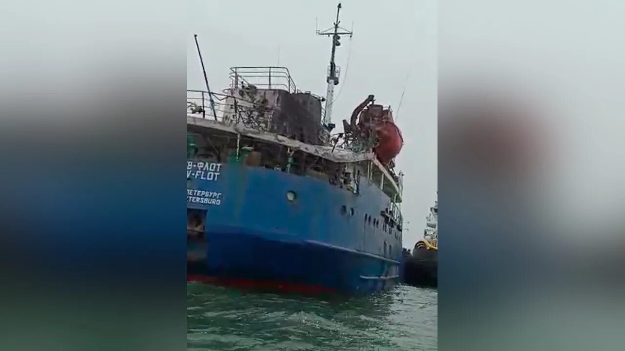 Атаки гражданских судов. Суда в Азовском море. Корабли в Азовском море. Кораблекрушение в Азовском море. Взорванное гражданское судно.