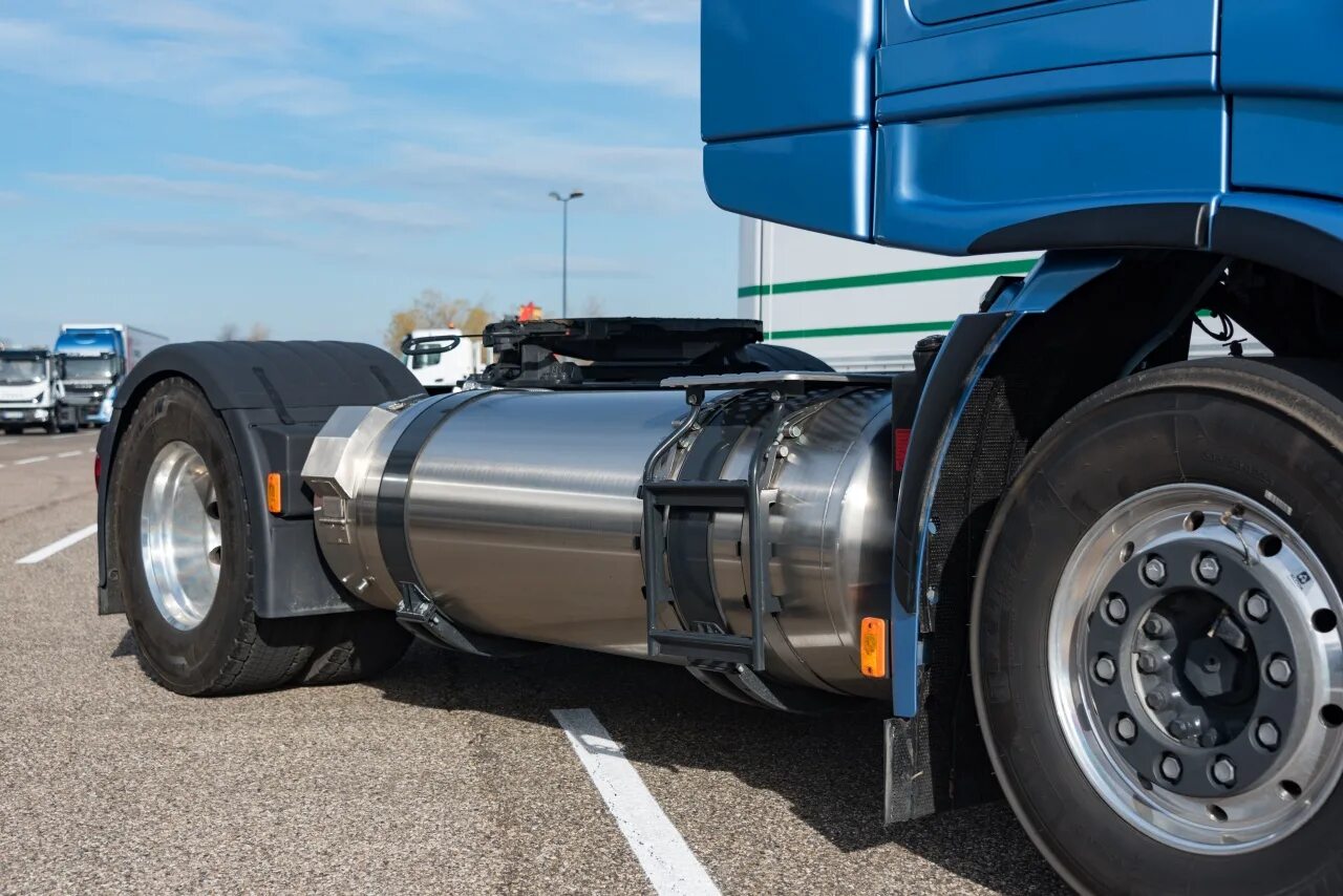 Спг грузовик 1600л. Грузовик вольво на метане. Бак спг для камаза. Камаз 5490 на шасси газовоза. Автоцистерна заправочная для суг ац-20.