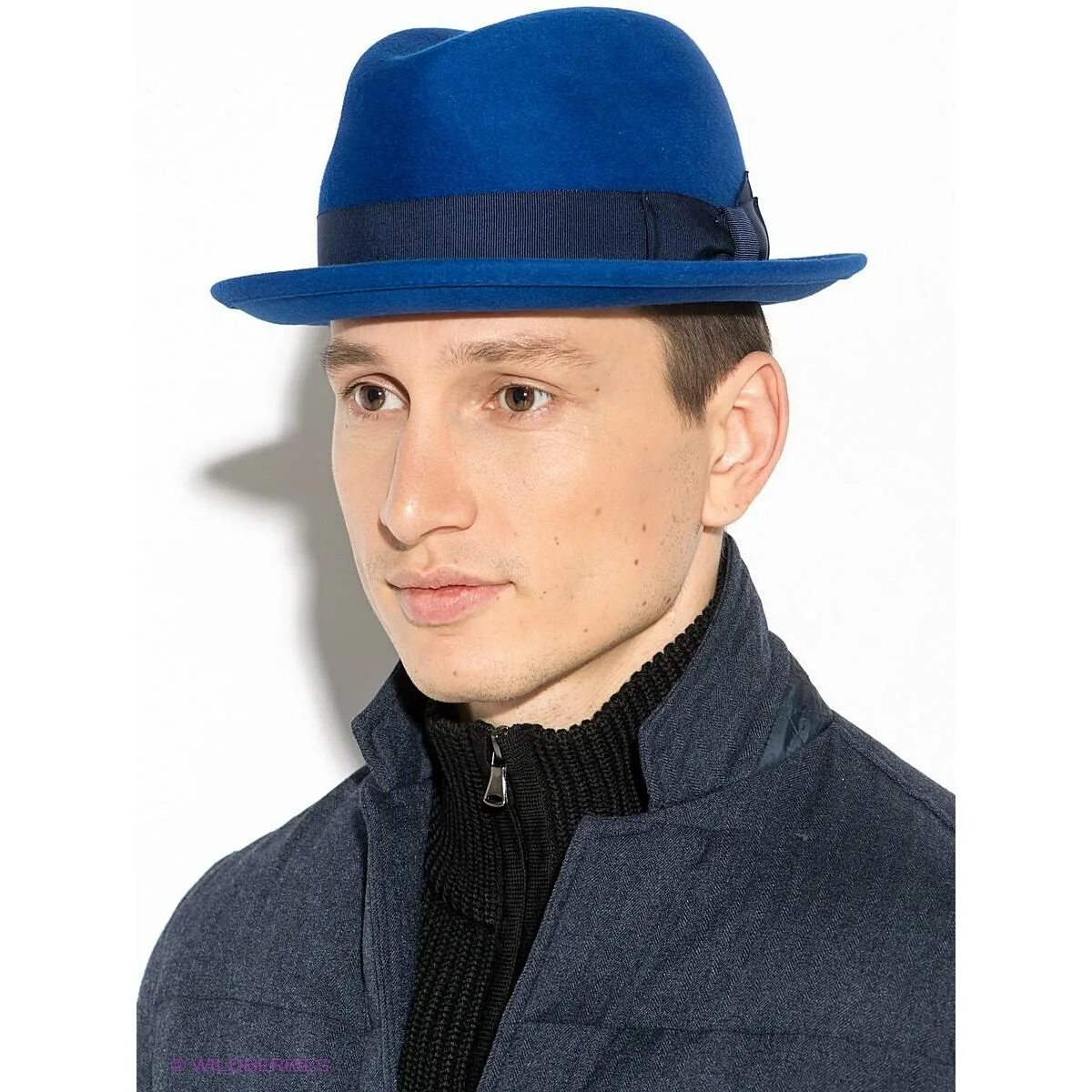 Мужчина в помещении в головном уборе. Мужчина в головном уборе в помещении. Мужчина в головном уборе в помещении. Мужчина в головном уборе в помещении. Щегольский картуз.