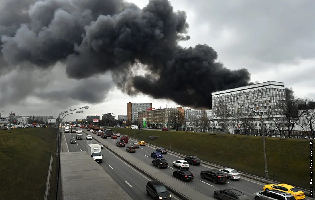 Пожар на складе в москве. Горит завод. Пожар в люблино сейчас в москве. Пожар в москоу сити 2022. Пожар в москве сейчас на северо западе.