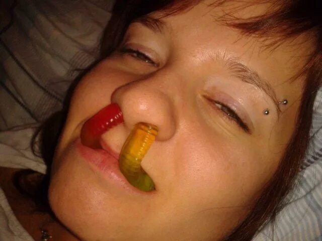 Женское тело в шоколаде. Женщина в шоколаде. Девушка в шоколаде. Смешные дети в какашках. Какашка девушки.