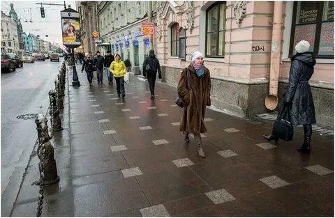 Люди ходят по тротуару