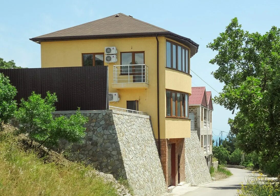 коттедж у моря. дом в крыму. гурзуф крым апартаменты на берегу моря. пальмира крым многоречье. ялта вилла кастрополь.