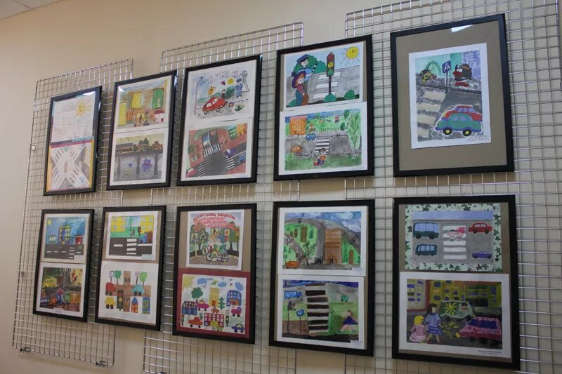 Оформление выставки детских работ. Стенд для детской выставки. Оформление выставки в школе. Оформление выставки детских раб. Оформление выставки детских рисунков.