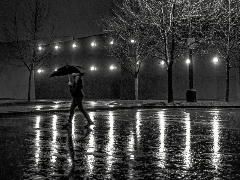 Девушка улица фонарь. Девушка улица фонарь. Скамейка в парке вечером. Вечерняя фотосессия на улице. Снег под фонарем.