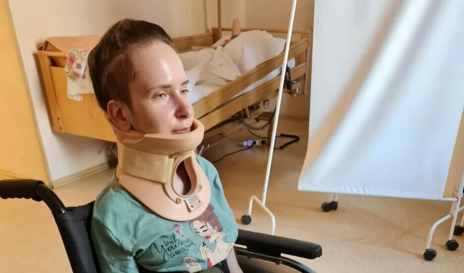 Настя дай мне руку чтобы не упасть. Настя дай мне руку чтобы не упасть. Неймар сломал позвоночник. Человек протягивает руку другому. Lin ansty обложка.