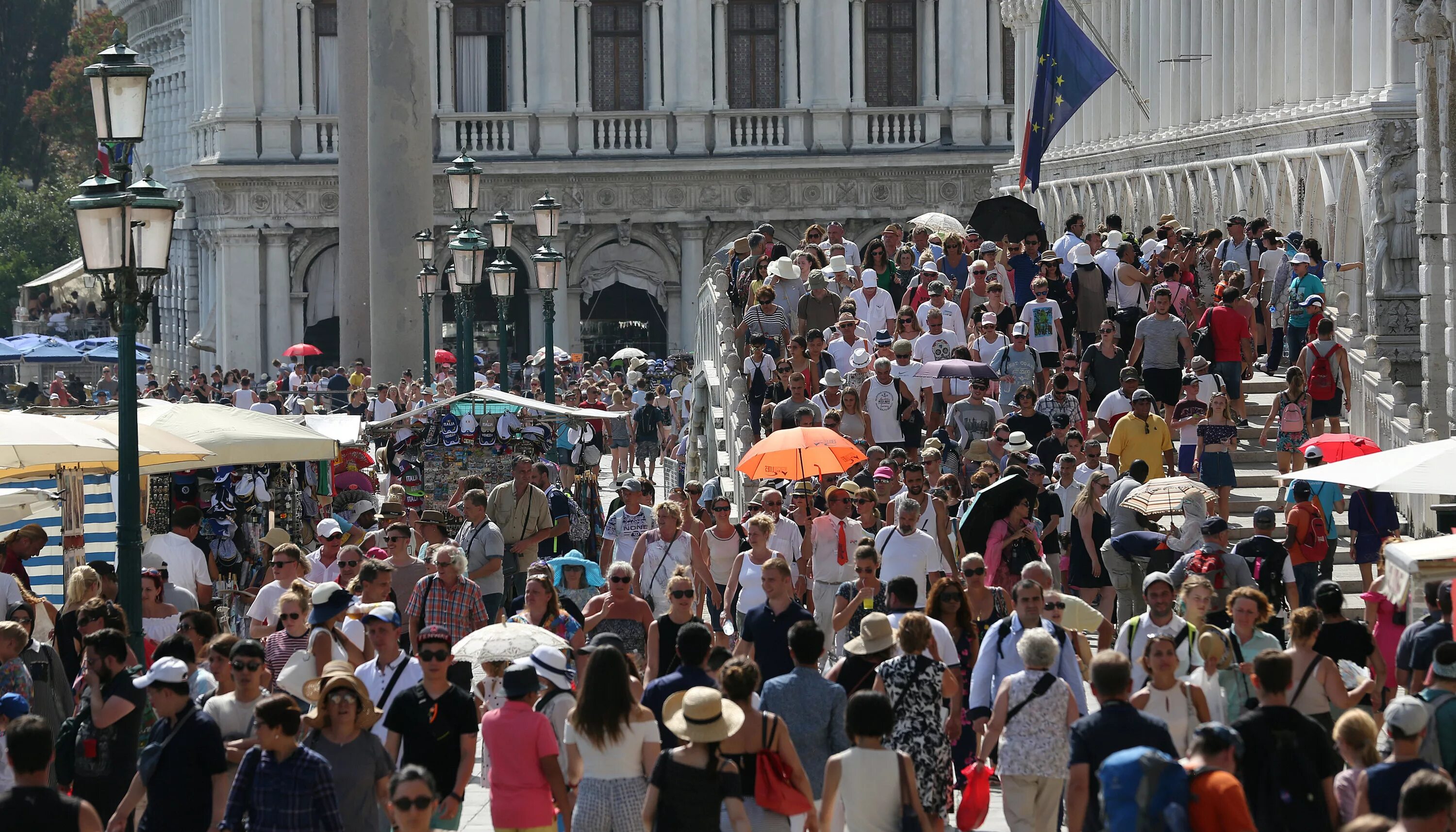 Италия люди. Туристы в Венеции. Европа люди. Население Италии. Группа туристов из италии