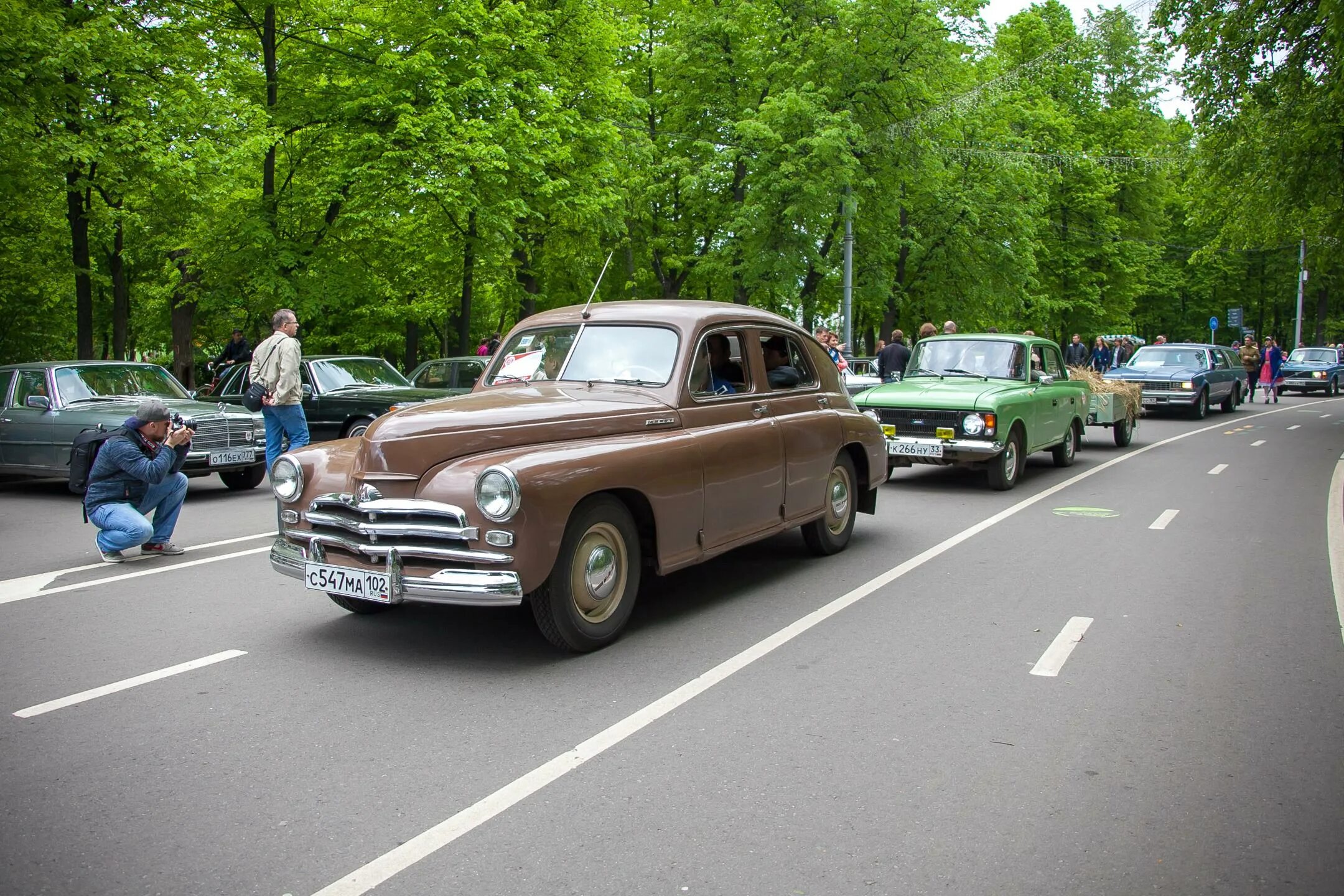 Автомобили в сокольниках. Автомобили в сокольниках. Ретрофест в сокольниках. Автомобили в сокольниках. Парк ретро автомобилей.