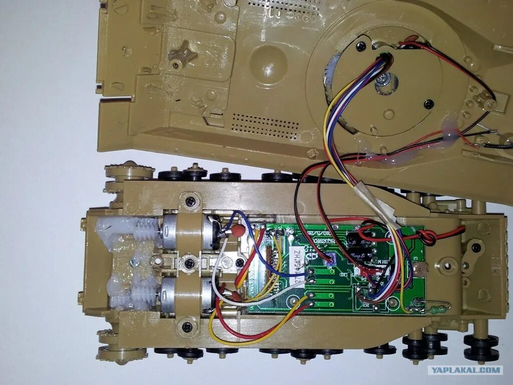 Ремонт радиоуправление. Плата для танка на радиоуправлении. Самодельный радиоуправляемый танк. Разбор микросхемы на радиоуправлении. Плата управления танка на радиоуправлении.