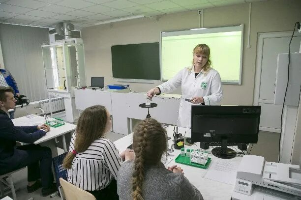 Химия биология русский. Химический лицей тула преподаватели. Репетиторство по химии и биологии. Химия в школе. Биолого химический факультет логотип.