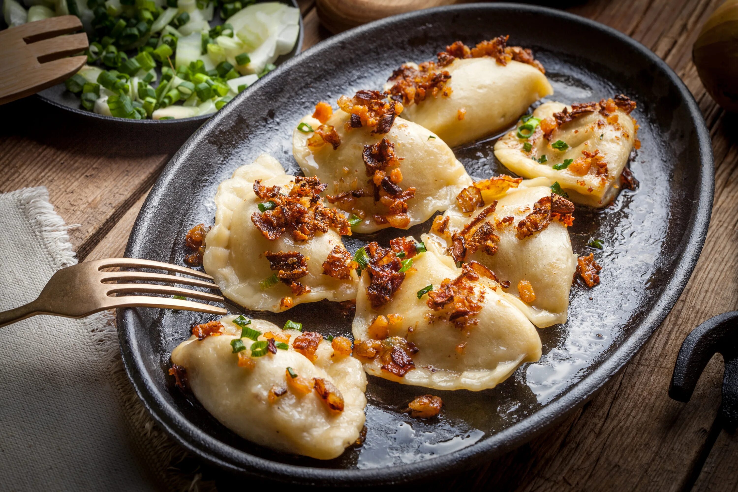 Вареники. Польские вареники (pierogi). Вареники со шкварками. Вареники с картофелем и шкварками. Вареники с картофелем и жареным луком.