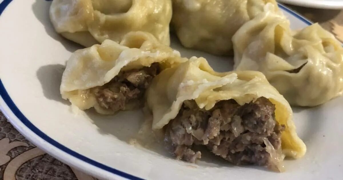 вкусные манты. тесто на манты по узбекски. тесто на манты. манты узбекские. манты рецепт приготовления с фаршем и луком по узбекски.