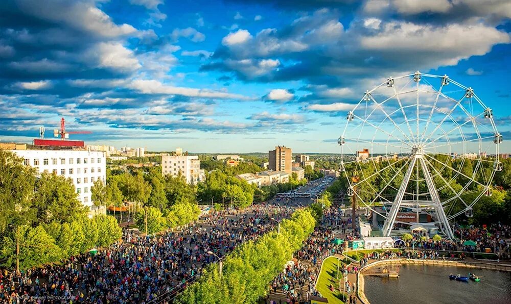 С днём города кирова картинки. День кирова. Спасская улица киров. День города киров открытки. Праздничное шествие.