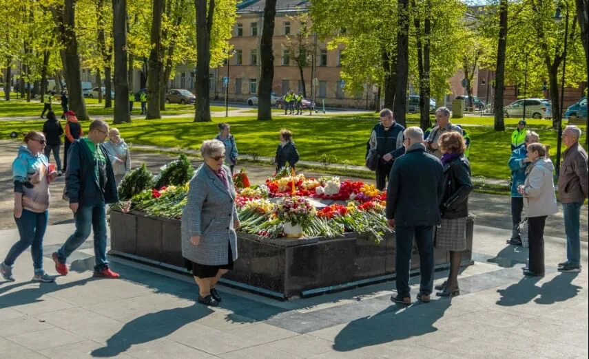 9 мая в латвии. Рига день победы. латвия 9 мая. рига 9 мая. день победы в риге архив.