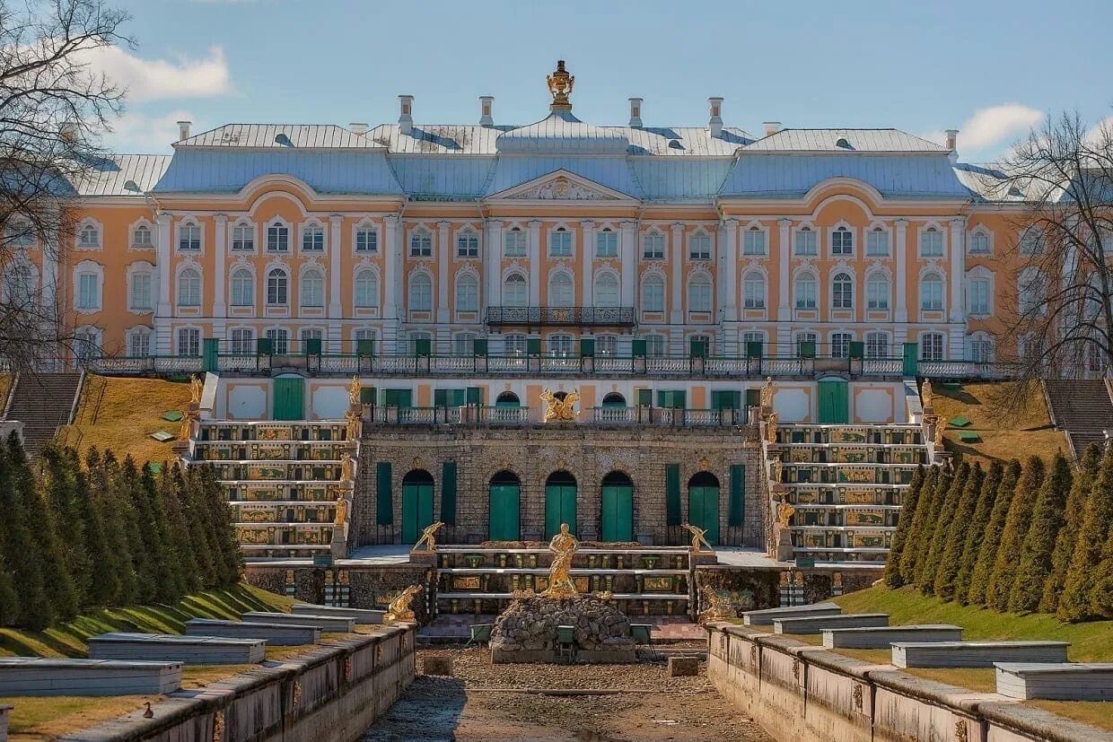 Петродворец большой дворец. Константиновский дворец в стрельне. Парковый ансамбль петергоф. Большой петергофский дворец растрелли. Петергоф царская резиденция.