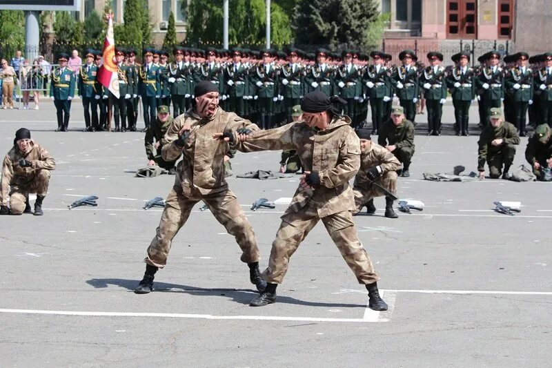 Показательные выступления сегодня. Спецназ на параде фото. Росгвардейцы спецназ в Харькове. Показательные выступления с карабинами. Показательные выступления военнослужащих в будённовске.