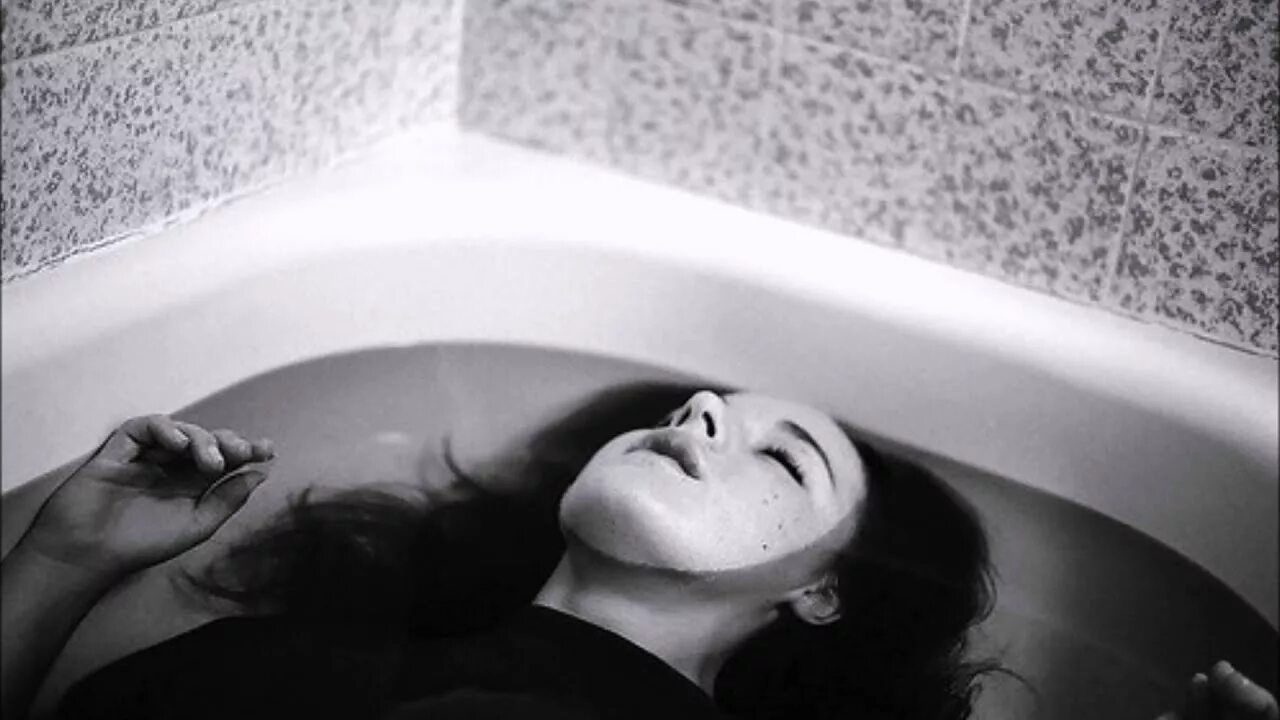 Ванна с водой во сне. Мертвая девушка в ванной. Девушка в ванне Эстетика. Девушка утопилась в ванной.