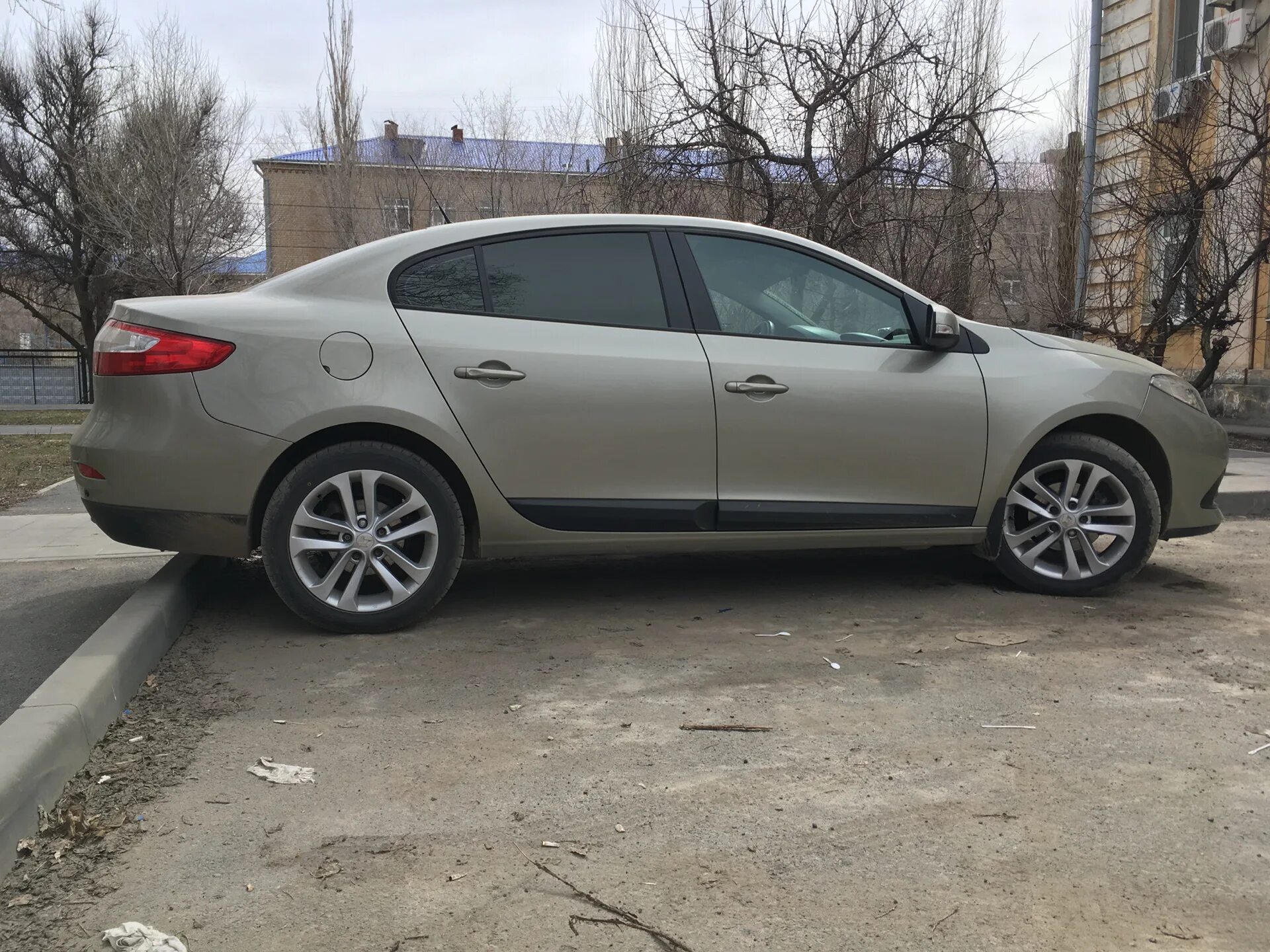 Renault Fluence r17 колеса. Диски на Рено Флюенс r17. R17 Рено Флюенс. Рено Флюенс на 17 дисках. Renault fluence на дисках