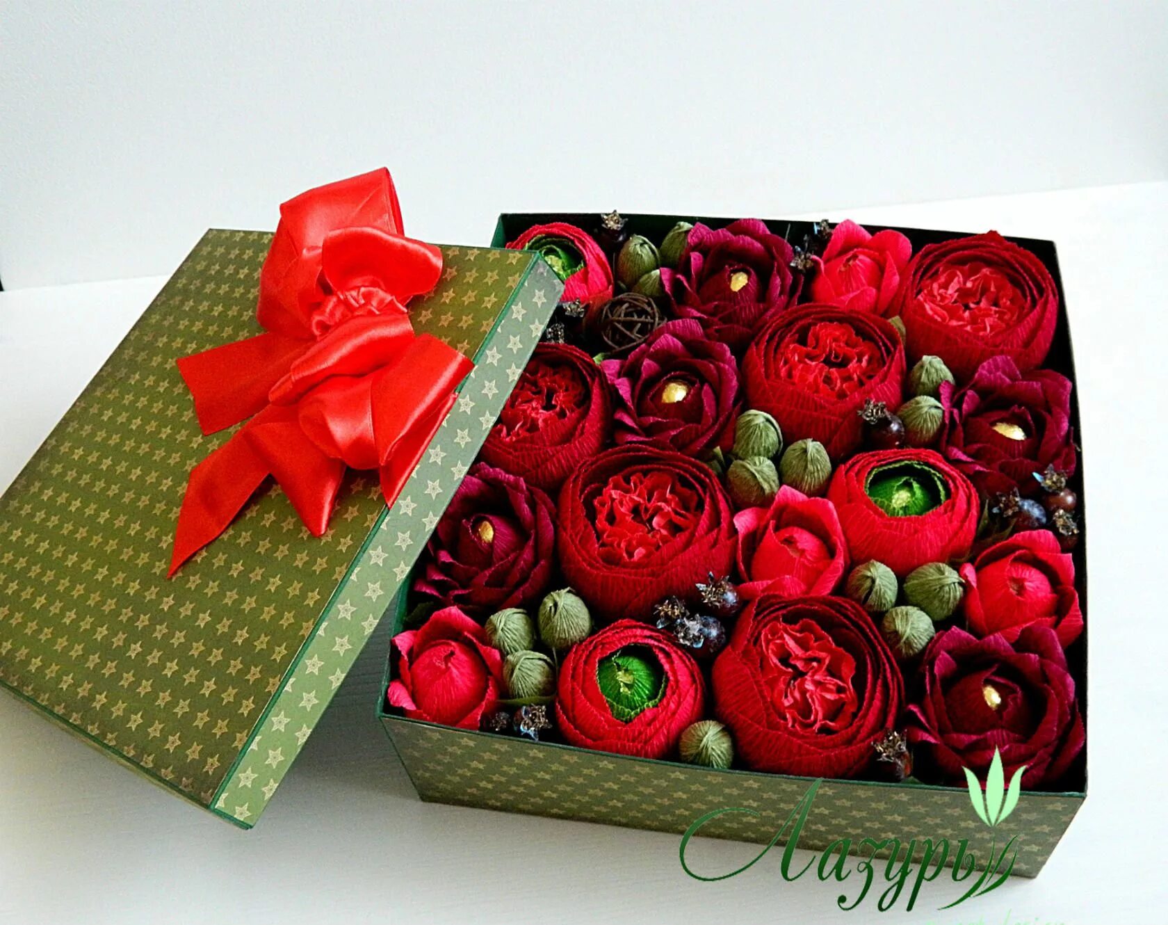 Подарки по цветам. Композиция из конфет в коробке. Конфеты в цветах. Подарок из конфет в коробке. Упаковка конфет и цветов.