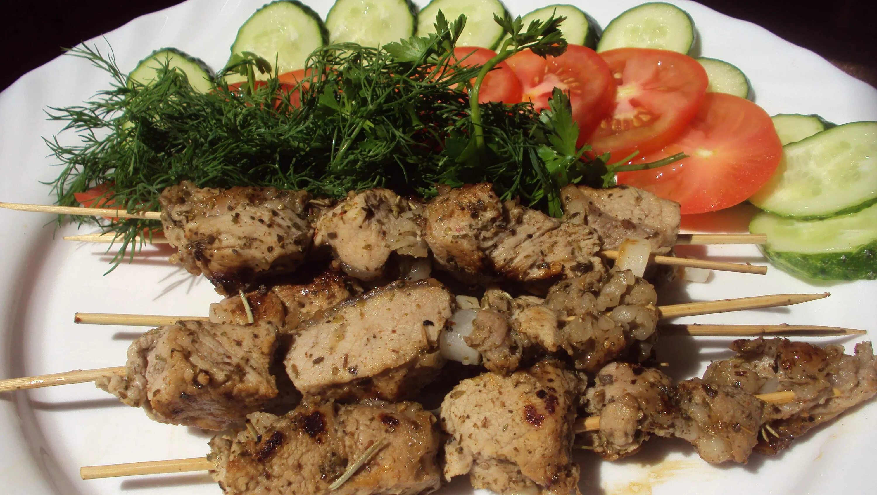 Шашлык без уксуса из свинины с луком. Шашлык. шашлык с зеленью. варёный шашлык. шашлык из говядины.