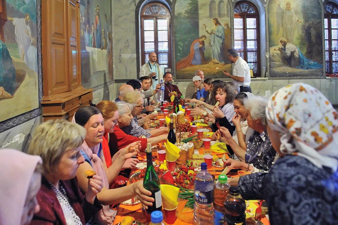 михаил шаньков семья застолье картина. трапеза для большой толпы. благовещенский среди богомольцев 1872. семейное застолье. ужин с устрицами картина.