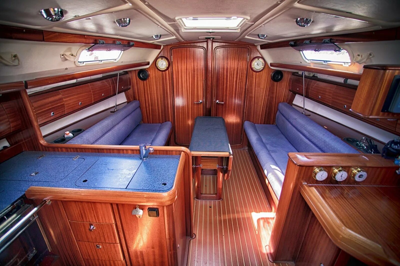 Каюта форум. Каюта форум. Каюта на яхте. Каюты витязь калининград. Теплоход кронштадт каюты.