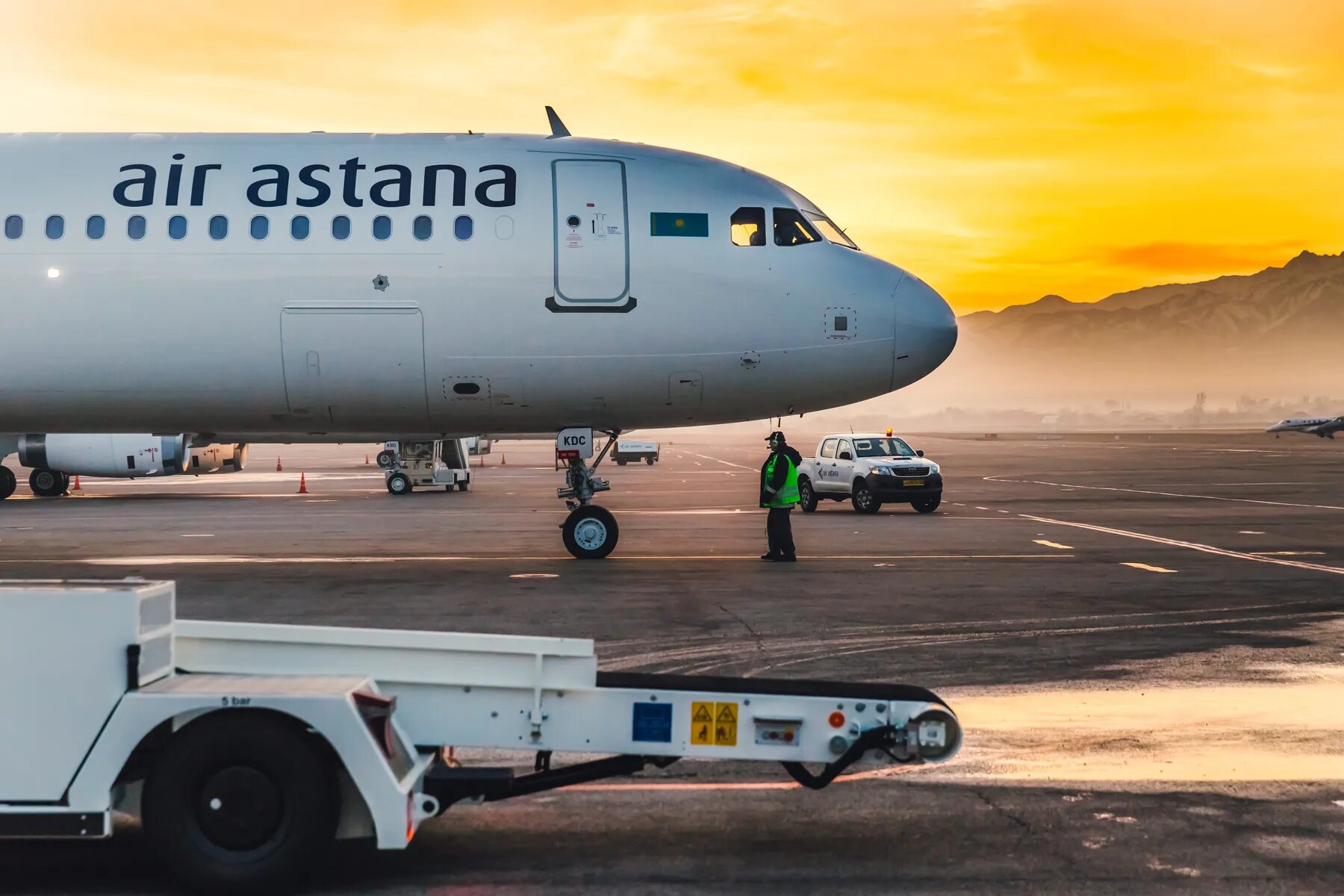 Айр казахстан. Самолеты авиакомпании Air Astana. Самолет Эйр Астана. Грузовой самолет Air Astana. Воздушный транспорт.