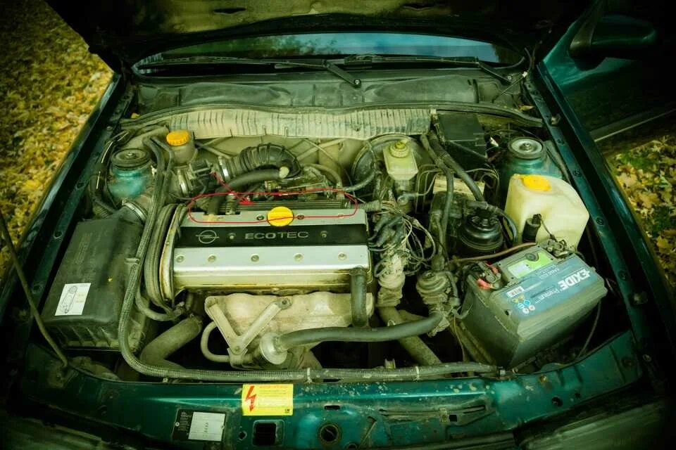 Опель вектра б топливо. Opel Vectra 1995 под капотом. Опель Вектра а 2.0 подкапотка. Опель Омега а 2.0 под капотом. Опель Вектра б 1.6 под капотом.