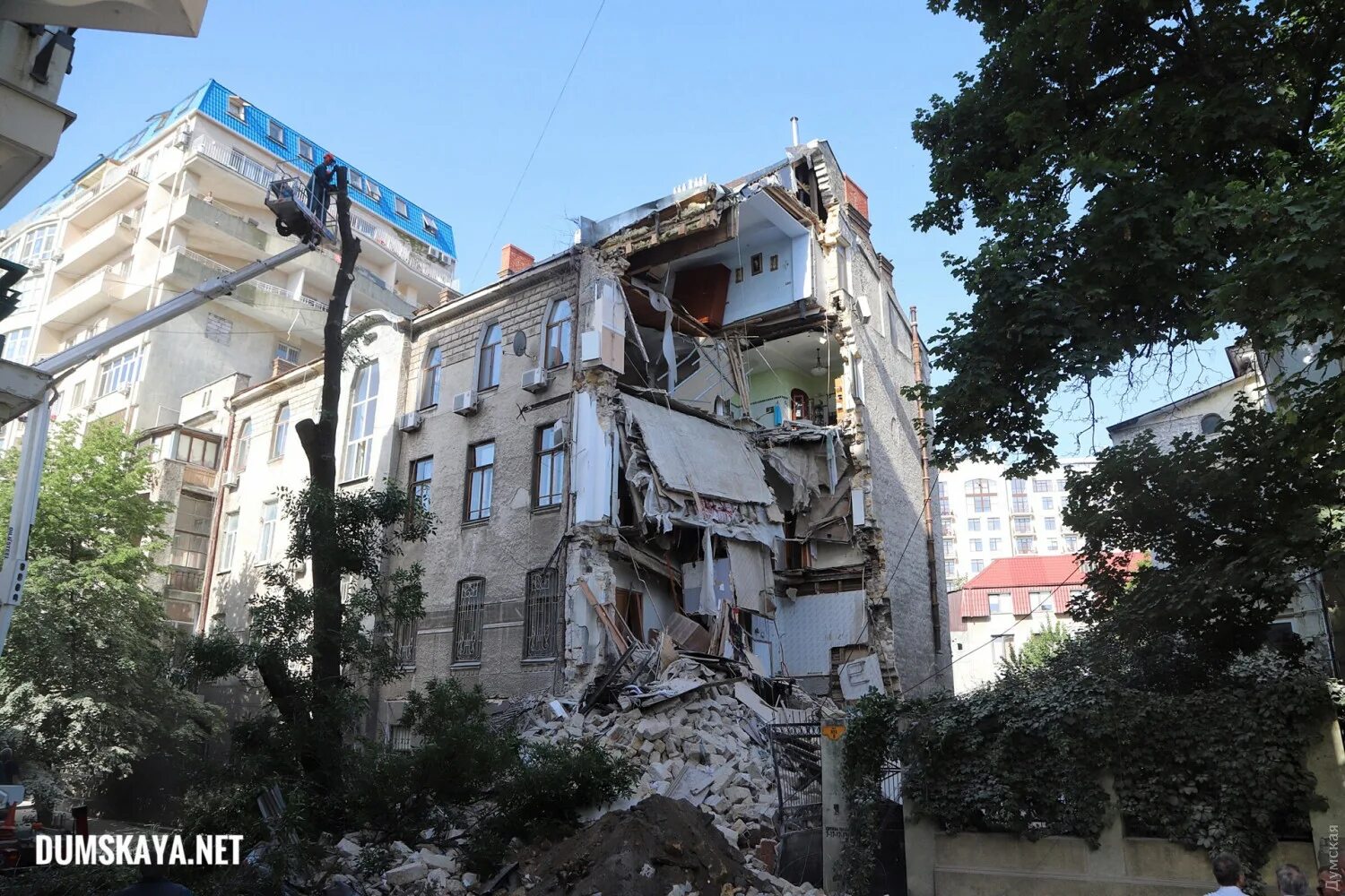 Одесса разрушенное здание. Обрушение зданий. Обрушение дома в Одессе. Разрушение фасада. Разрушенный дом в одессе