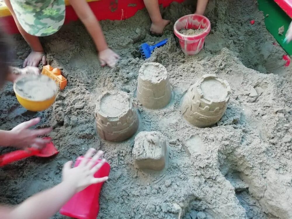 Лепим песком. Лепка из песка. Лепка из песка в песочнице. День игры на песке. Куличики из песка в песочнице.