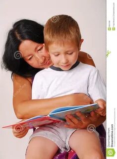 Madre que lee a su hijo.
