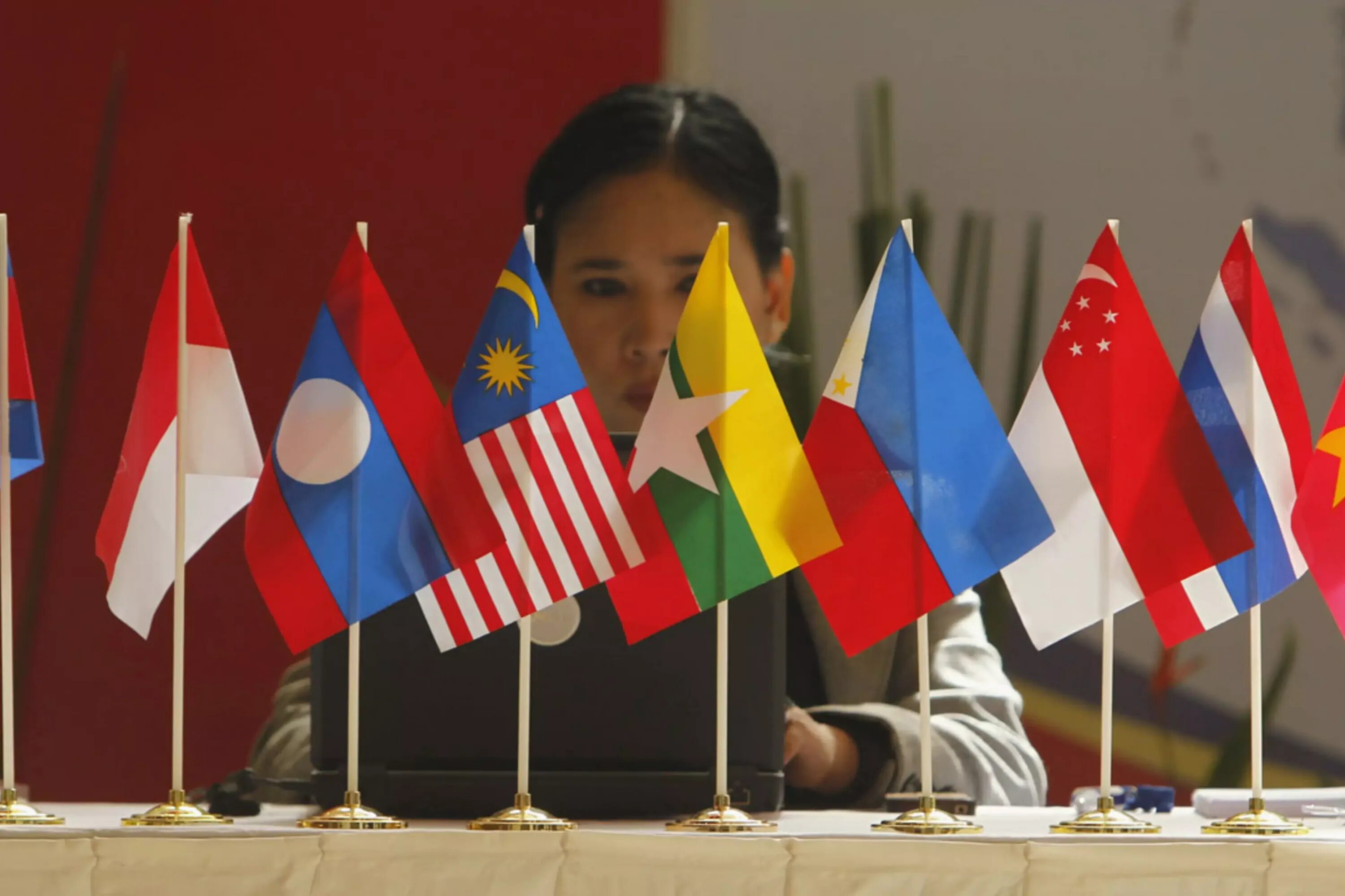 Зона свободной торговли АСЕАН. Китай и Индонезия. Флаги Юго Восточной Азии. Восточная Азия.