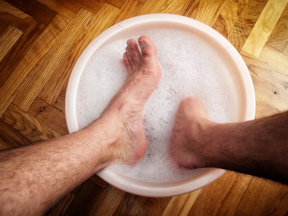 Ванночки для ног с содой и солью. Ноги в тазике с мыльным раствором. Таз для мытья ног.