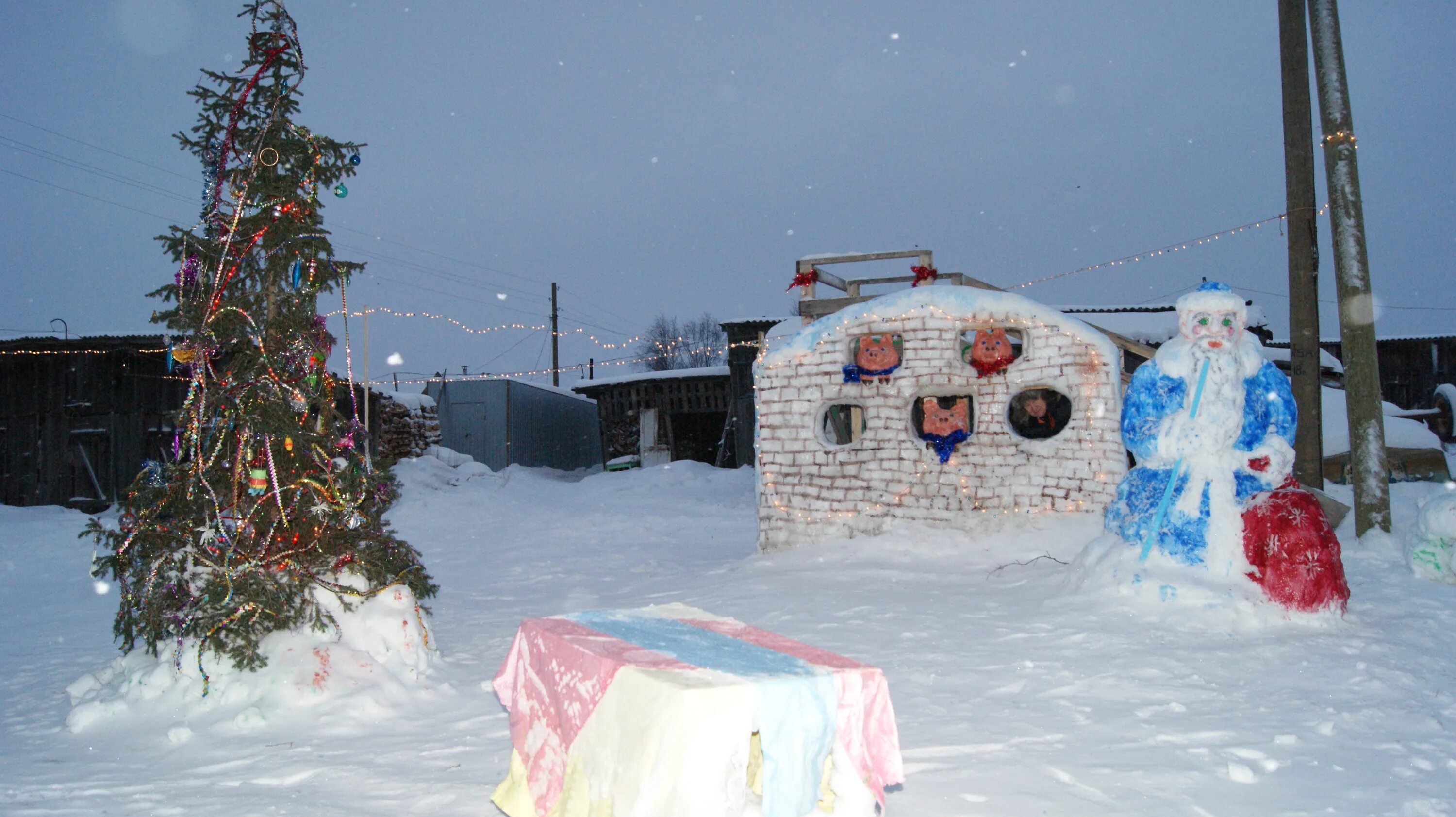 конкурс новогоднее оформление двора. освещение фасада гирлянда. украсить двор на новый год. украсить двор к рождеству. новогоднее украшение двора.