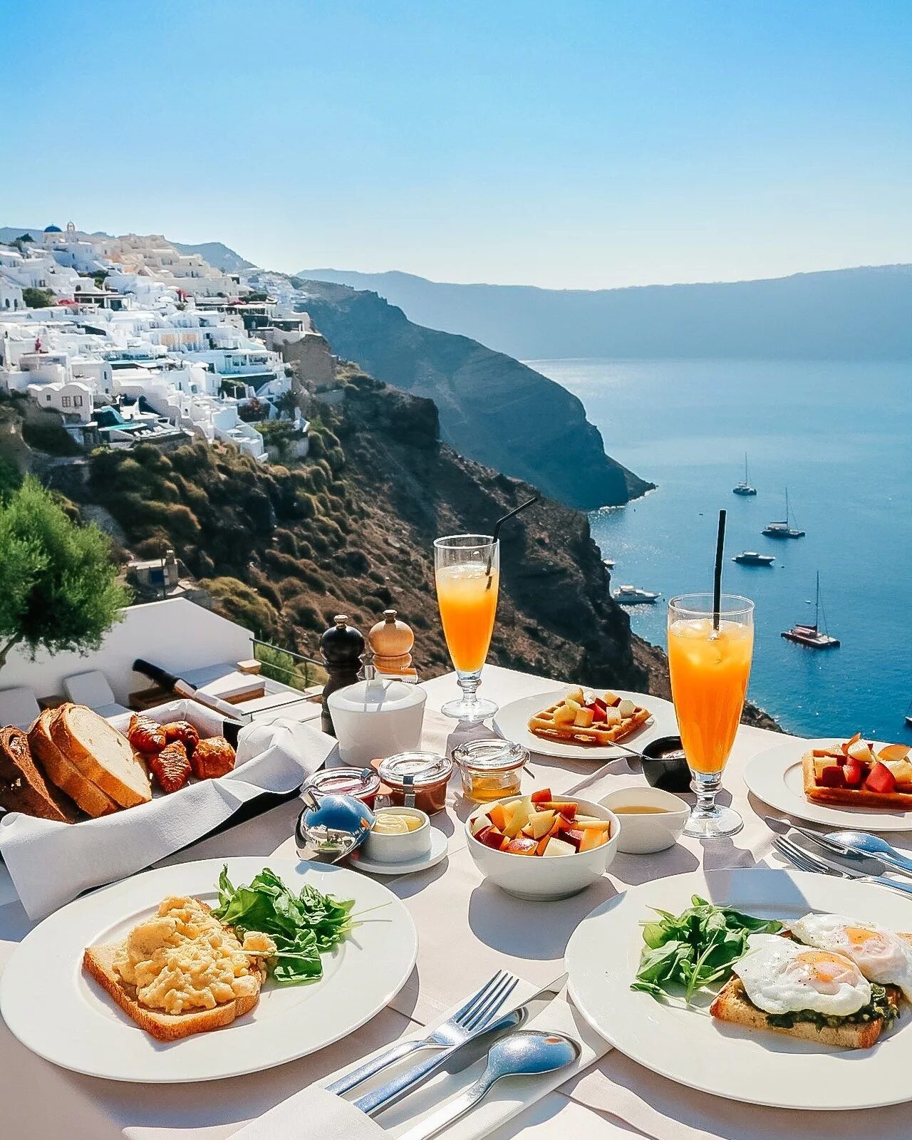 Добро на греческом. Greece, Santorini завтрак. Мармарис завтрак. Утро на Санторини. Santorini Греция завтрак на море.