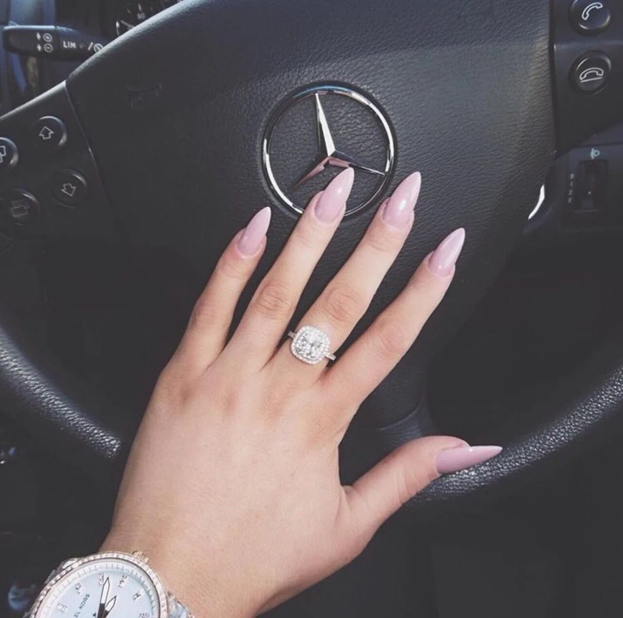 Мужская рука с обручальным кольцом в машине. Руки в машине. Женская рука в мужской руке. Кольцо bmw. Рука в руке в машине.