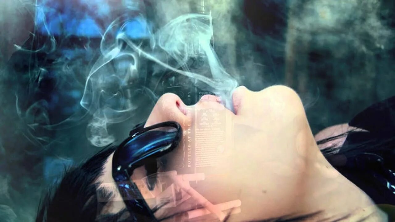 Слушать душа кайфует. Курение кайф. Кайф дым. Девушка с дымом изо рта. Дым изо рта.