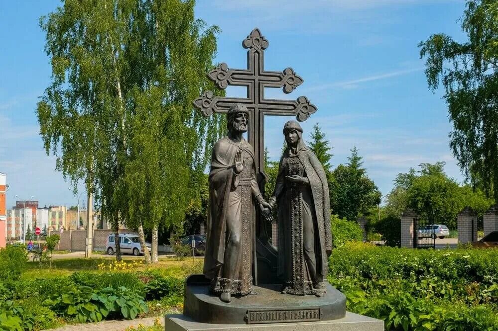 Новгород верность. Памятник святым Петру и Февронии в Великом Новгороде. Памятник Святой Февронии и Петра Великий Новгород. Сквер Петра и Февронии Великий Новгород.